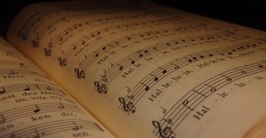 Ein aufgeschlagenes Gesangbuch. In den Noten erkennt man "Halleluja".