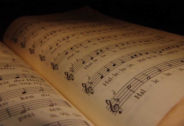 Ein aufgeschlagenes Gesangbuch. In den Noten erkennt man "Halleluja".